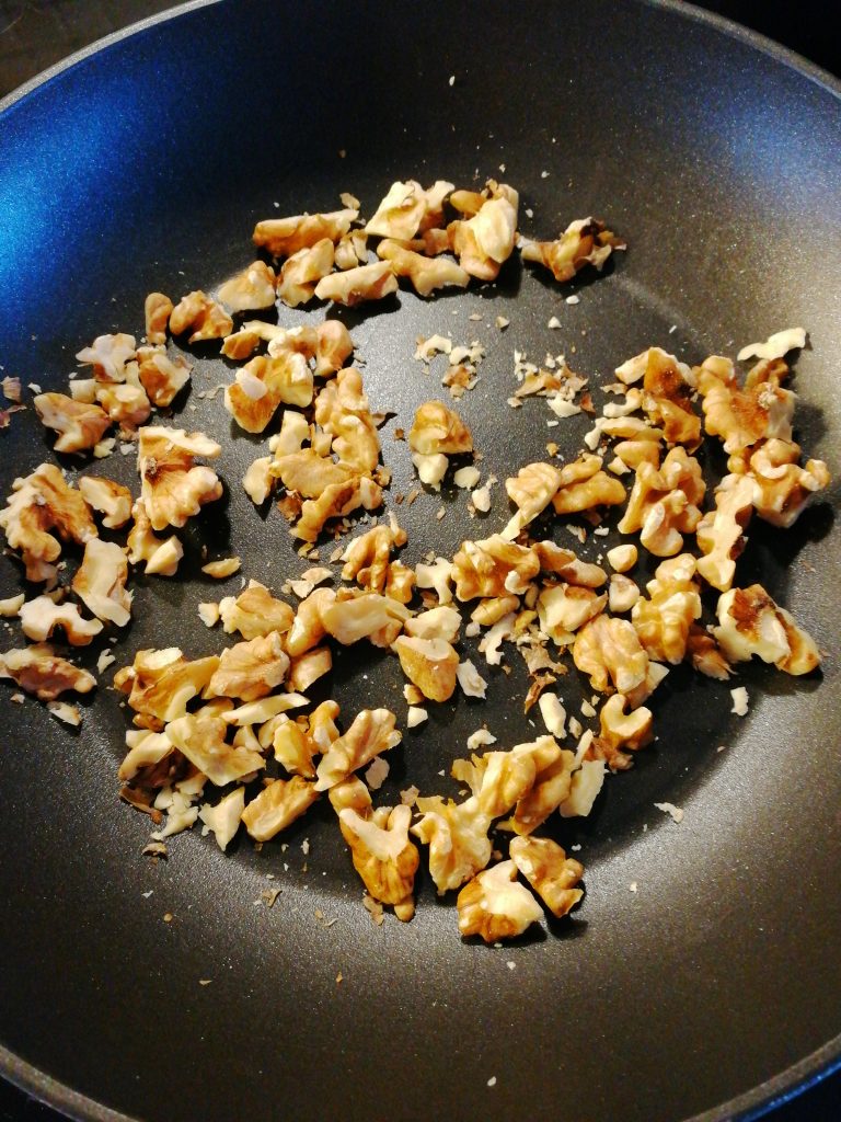 Rosta valnötter i en torr panna
