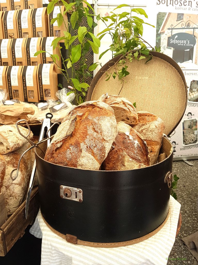 Nybakat bröd i en hattask, matfestival Brösarp