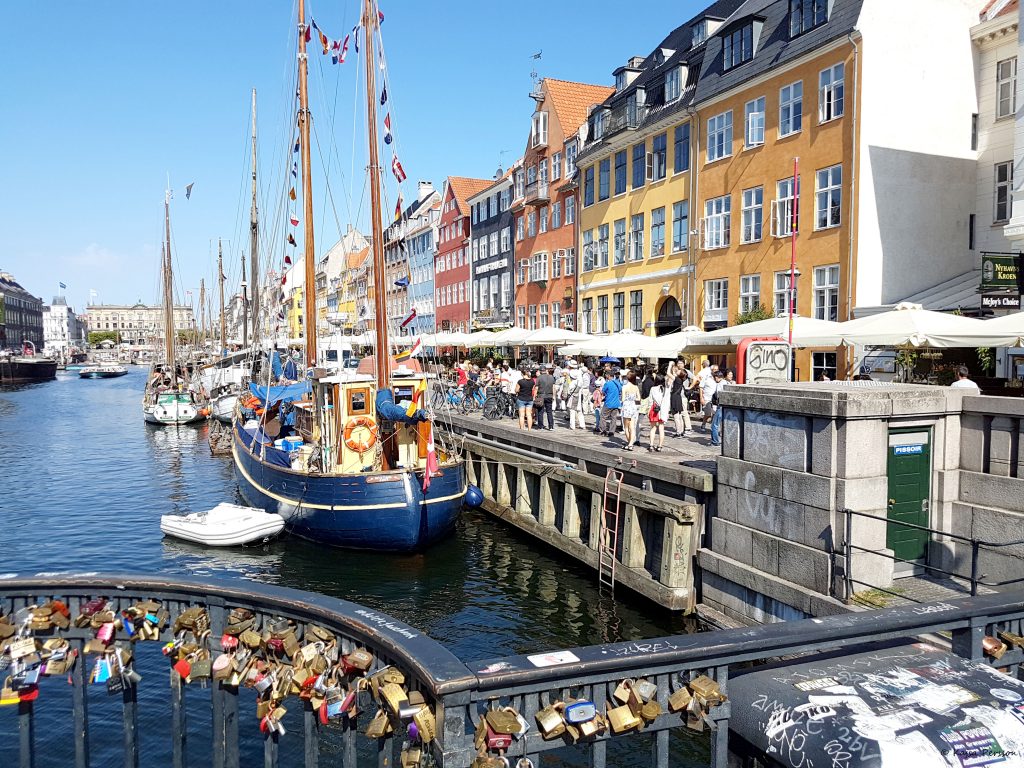 Livlig dag längst kajen vid Nyhavn, Köpenhamn