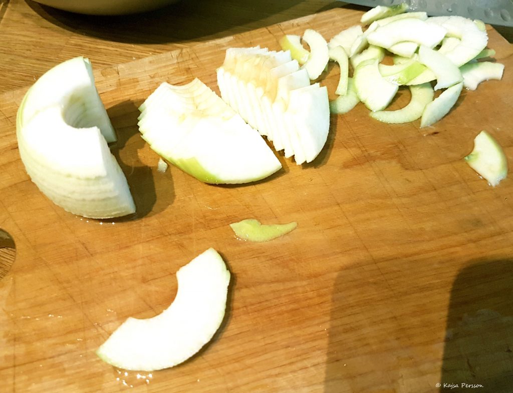 Dela äpplet i fyra bitar
