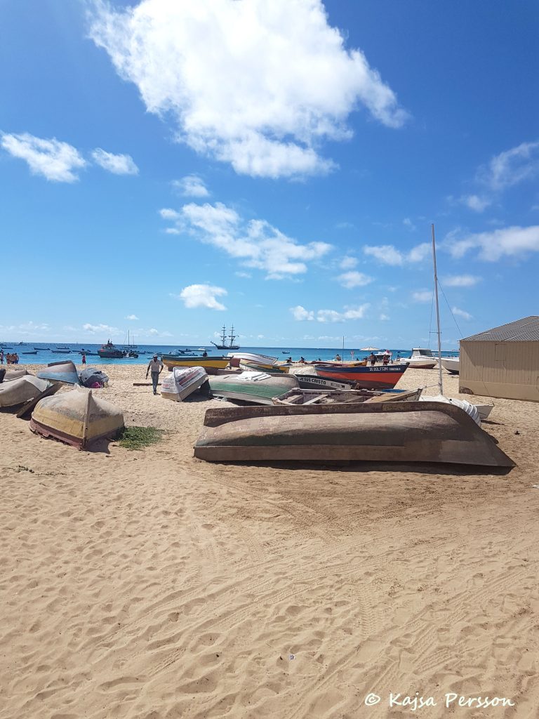 Fiskebåtar som ligger uppdragna på sanddynorna