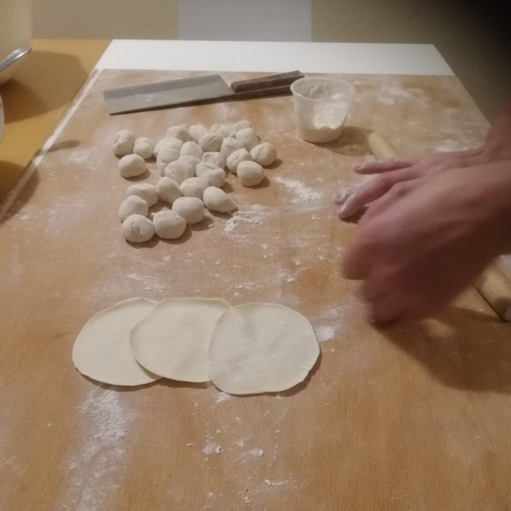 Dumplings deg som rullas som små bollar och sedan görs till runda plattor