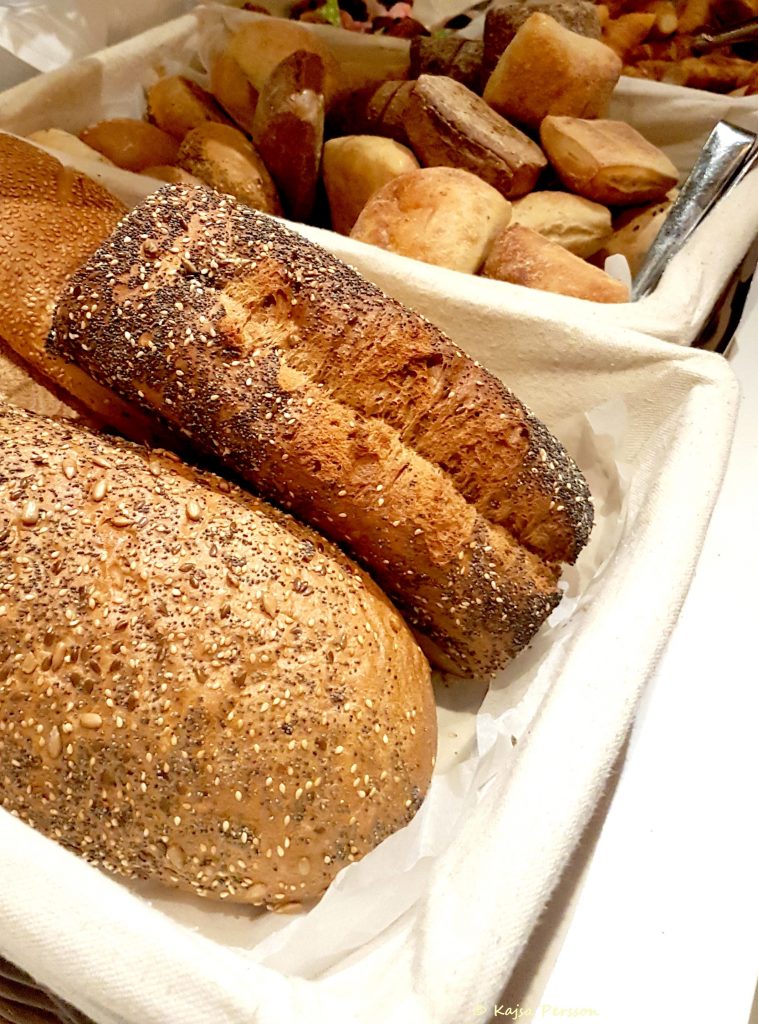 Uppbullat med bröd på hotellfrukosten 