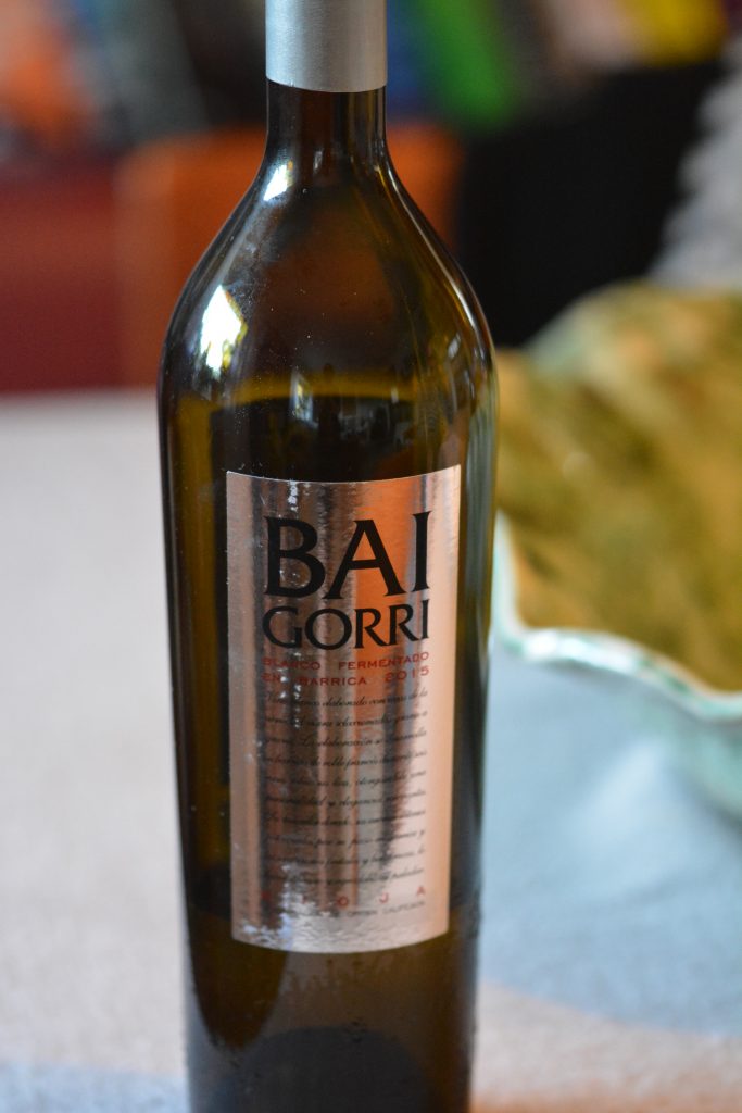 En flaska med Baigorri-en vit, fatlagrad Rioja