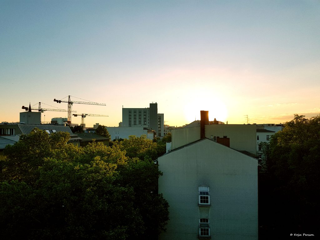 Solnedgång från en takås i Berlin