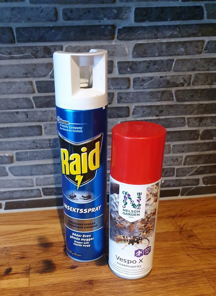 Två flaskor insektspray för ohyra i köket och inomhus