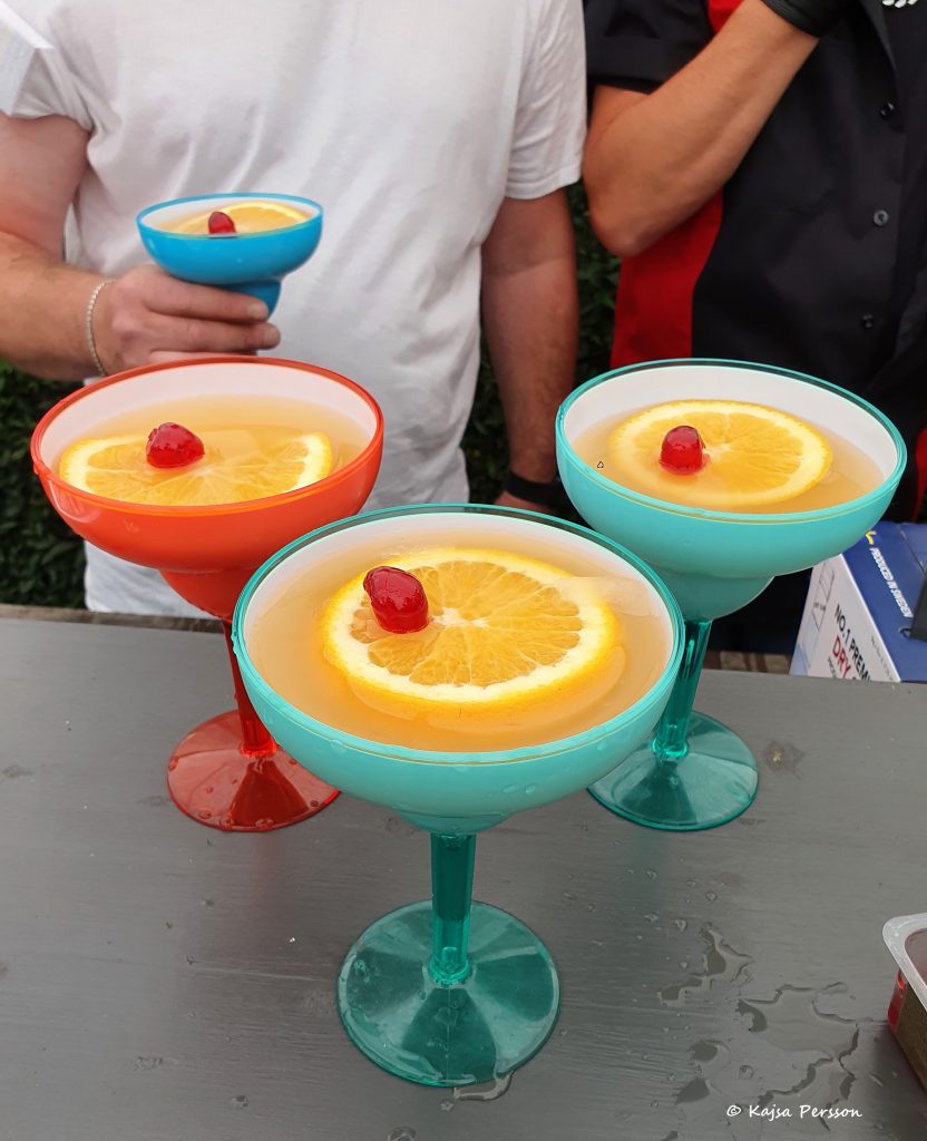 Välkomstbål i färgglada cocktailglas