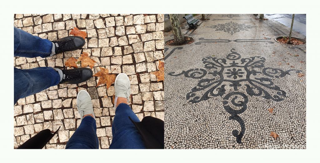 Två par fötter på Lissabons vackra trottoar