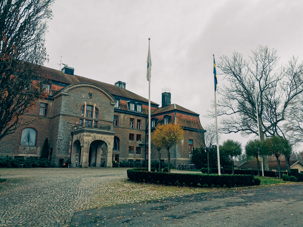 Den pampiga ingången på Bjertorp Slott som ligger strax utanför Kvänum.
