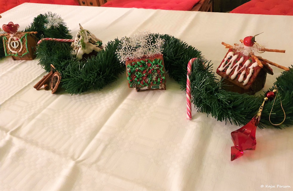 Juldekoration på bordet med minipepparkakshus