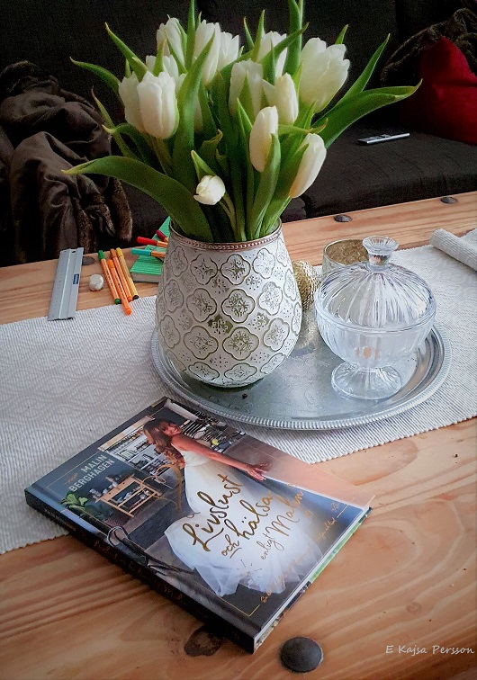 Positiva känslor när vi plockar in våren på bordet och får trevlig läsning därtill