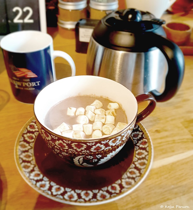 Varm choklad i kopp med mini marshmallows