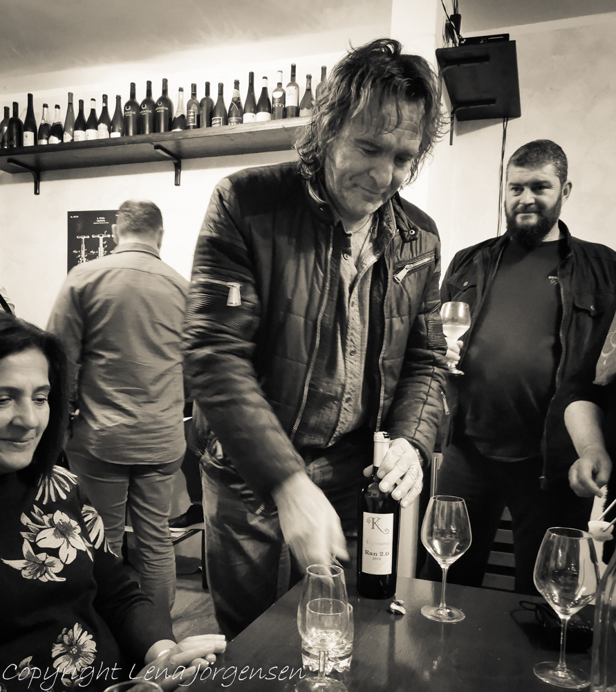 Mato Matusko öppnar en flaska vin från Vingården i Klagshamn