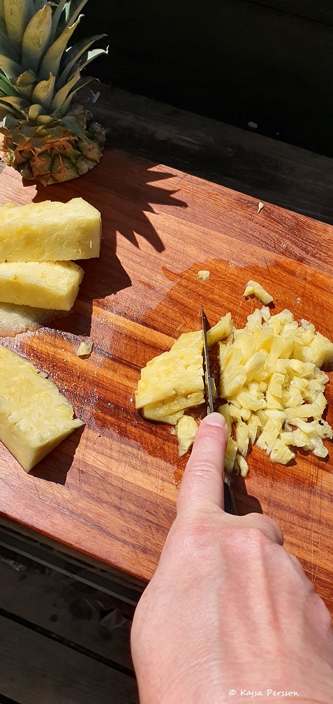 Hacka ananas till topping av Pinacolada Cheesecake
