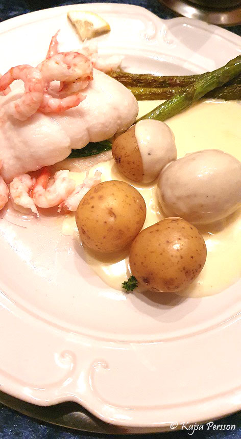 Rödspätta rullader med kokt potatis, vitvinssås och stekt sparris till kvällens fisk och skaldjur middag