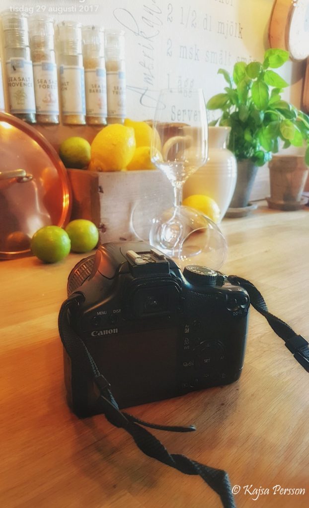 Kamera med två vinglas i ett kök