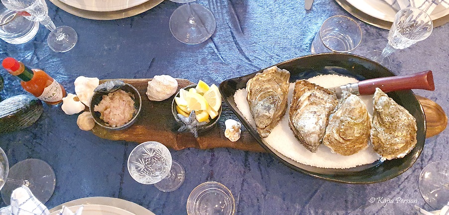 Fisk och Skaldjur på menyn här är ostronen framdukade i ett fat med grovsalt. Tillbehör hackad schalottenlök, citron och tabasco