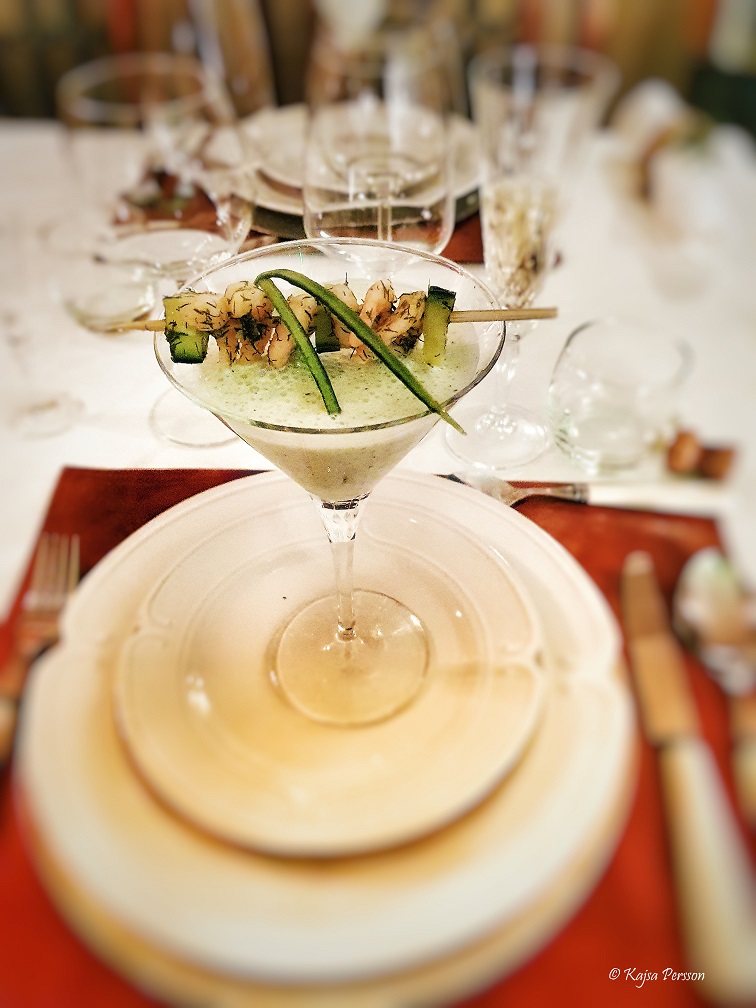 Gurksoppa med räkspett i ett cocktailglas