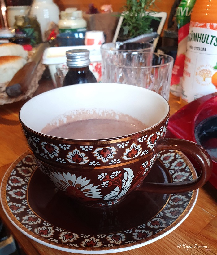 varm choklad i en brunmönstrad kopp på vår brunch hemma