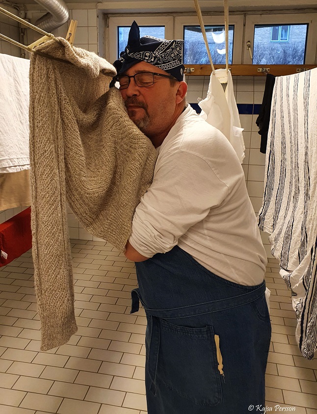 Mannen gosar med tvätten i torkrummet
