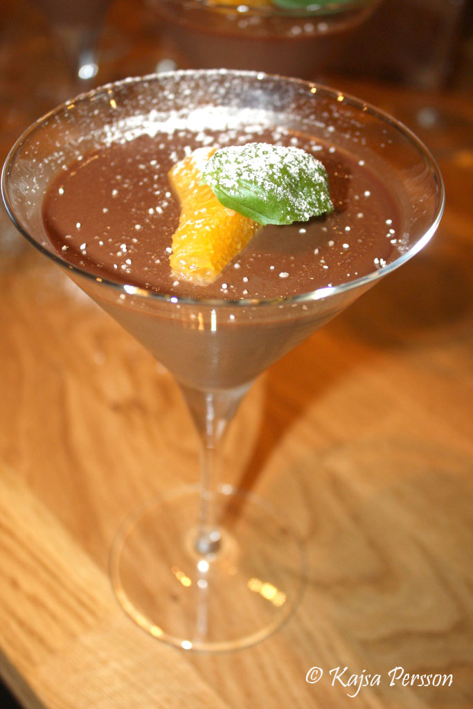 Chokladpannacotta med apelsin i ett martiniglas.