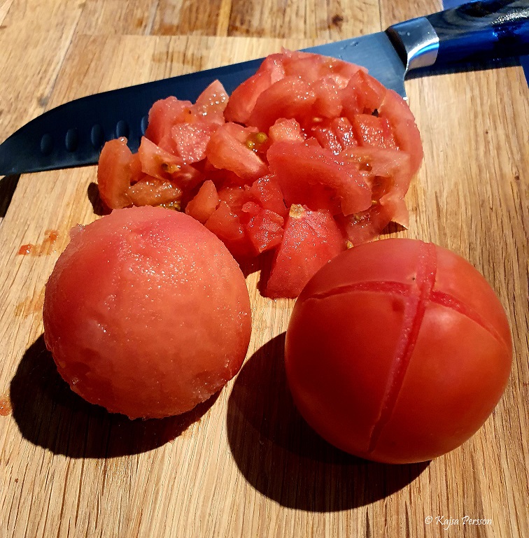 Skållade tomater måste skalas sedan hackas
