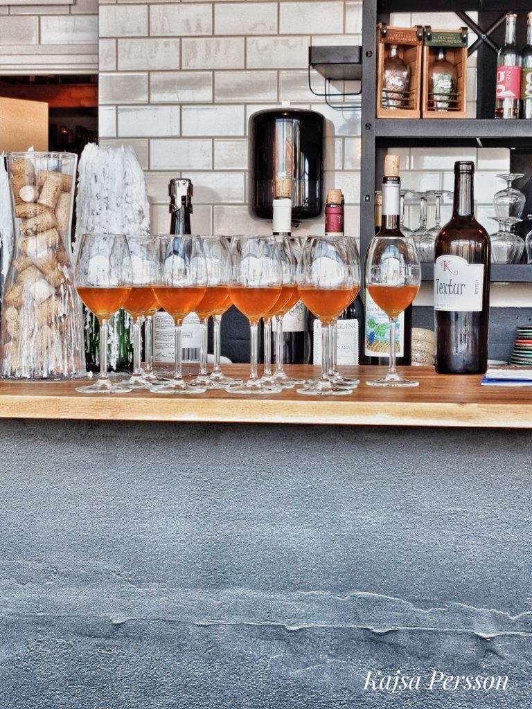 Flera glas av orangea vinet Textur Barric på ett barbord