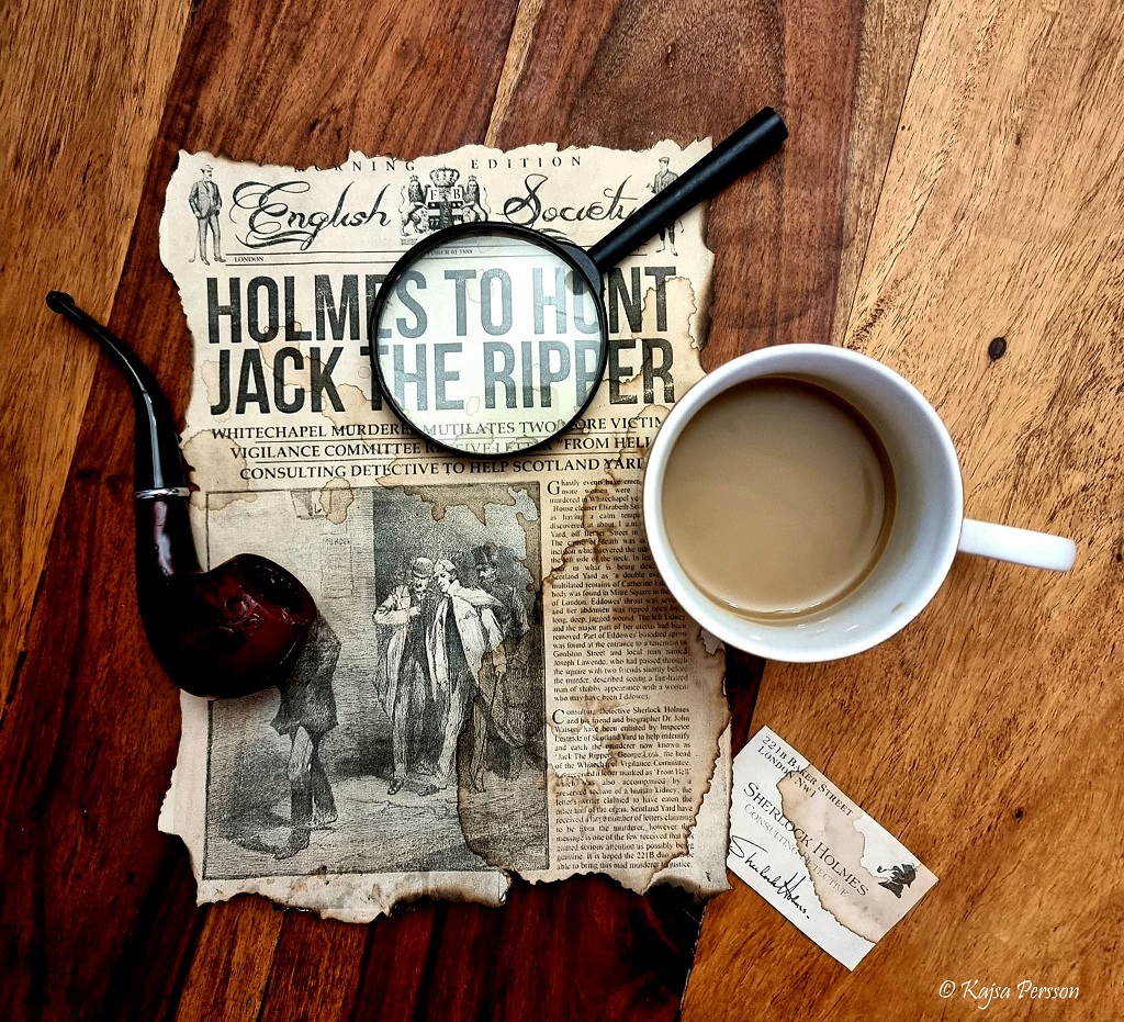 Kaffekop, pipa, gammal tidningsutklipp om Jack the Ripper och ett Sherlock Holms visitkort