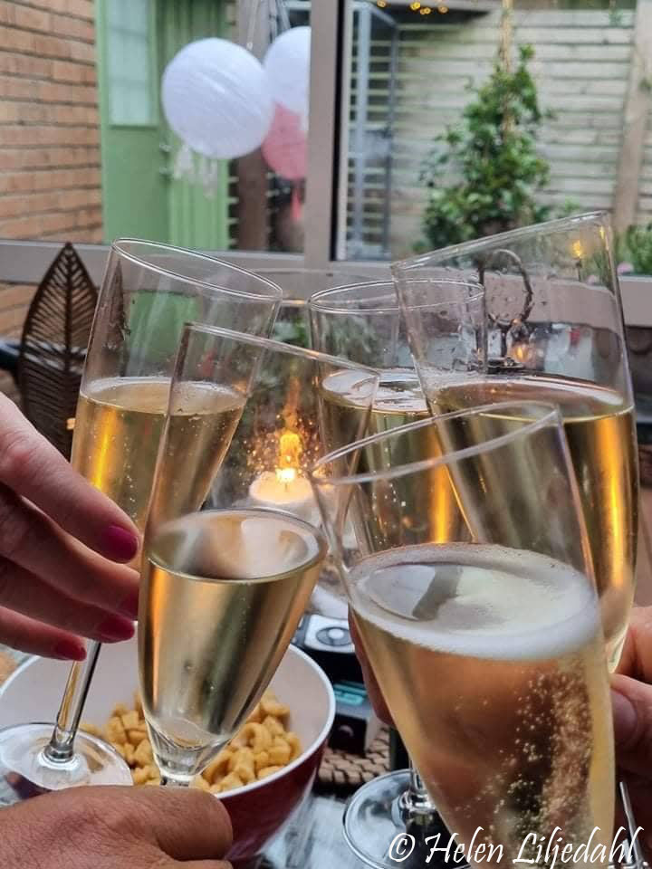 Skåla i champagne