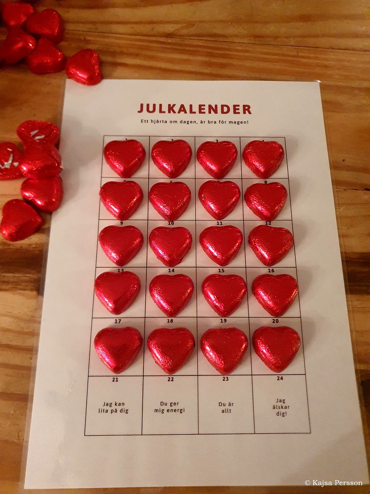 Gör det själv chokladkalender fylld med röda hjärtan