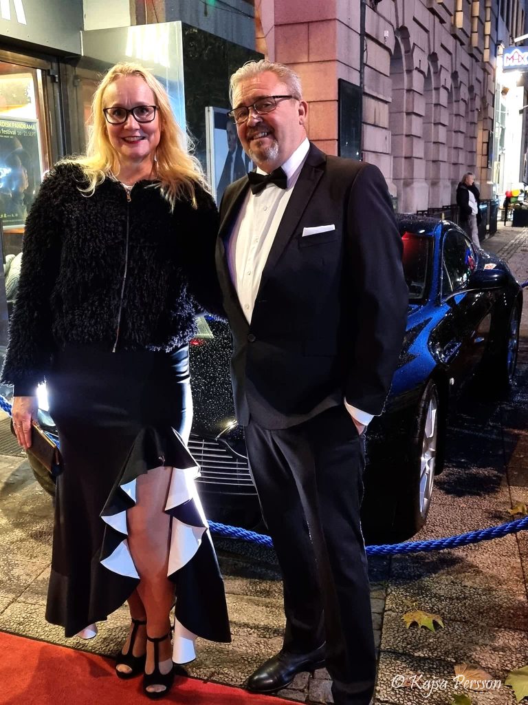 Vi går på röda mattan och blir fotograferade framför Bond bilen på kvällens Bond premiär