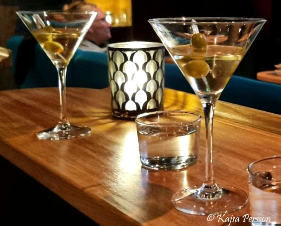 Två glas Dry Martini, ljus och ett vattenglas