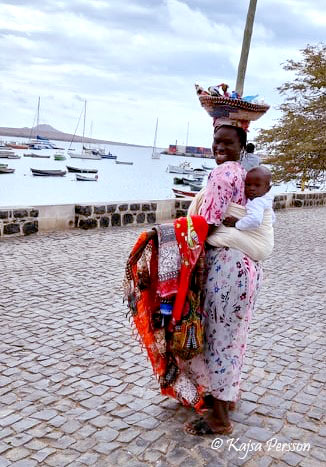 Försäljerska på Kap Verde med sitt barn på ryggen