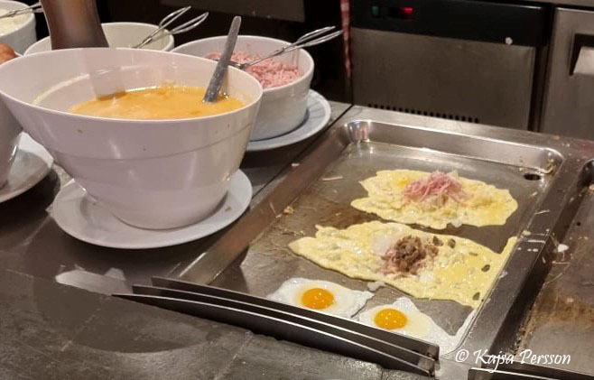Nygjorda omelett på frukosten med all inclusive