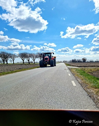 En traktor på landsvägen