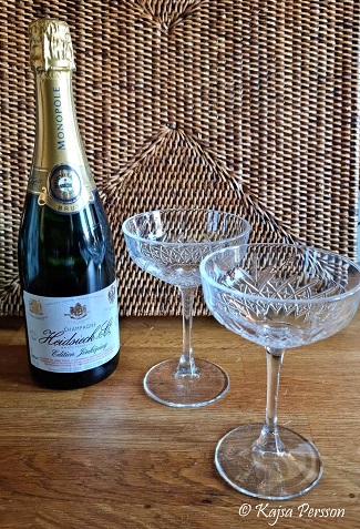 Edition Jönköping Champagne  tillsammans med två champangeglas
