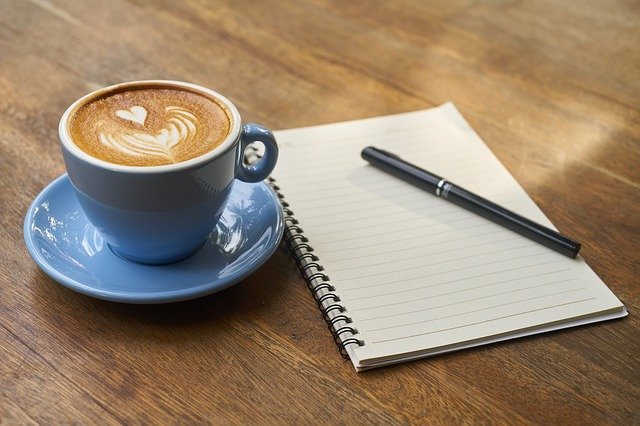 Cappuccino med block och penna