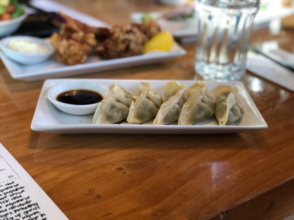 gyoza dumplings med sojasås på bord