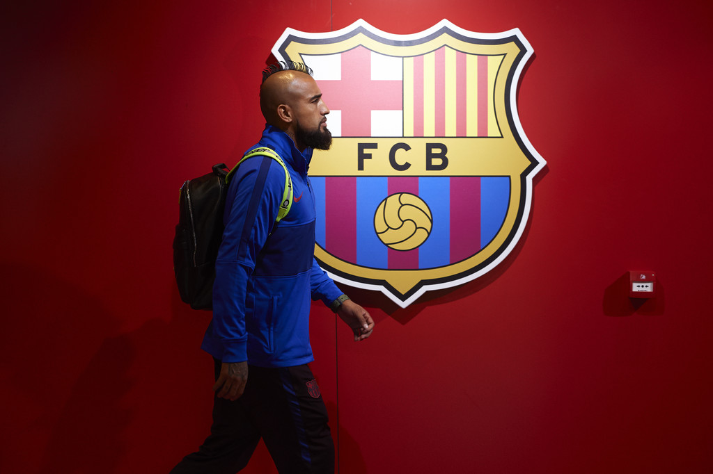 Arturo Vidal in front of the Barcelona crest, before the latest encounter against Eibar / GETTY IMAGES EUROPE