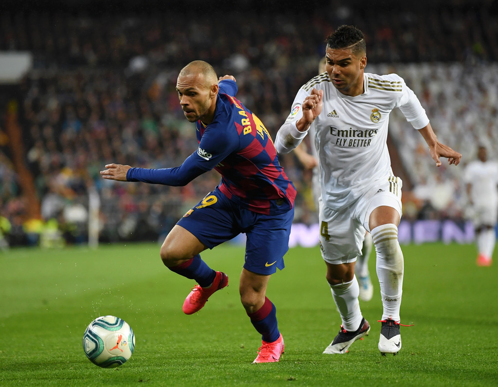 Barcelona's Martin Braithwaite (L) on the ball, followed by Real Madrid's Casemiro (R) during the Clásico encounter, on February 29, 2020 / GETTY IMAGES EUROPE