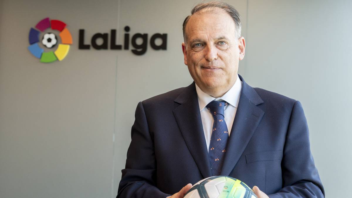 Javier Tebas, in front of the LaLiga logo / RAFA APARICIO/AS