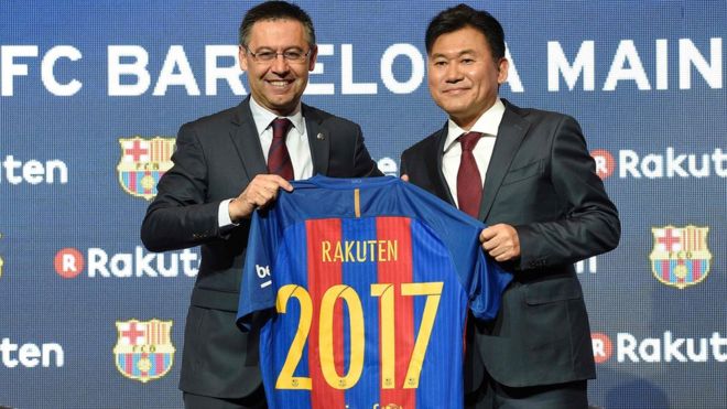 Josep Bartomeu (L) and Hiroshi Mikitani (R) during the unveiling of the Rakuten - Barça partnership / AFP