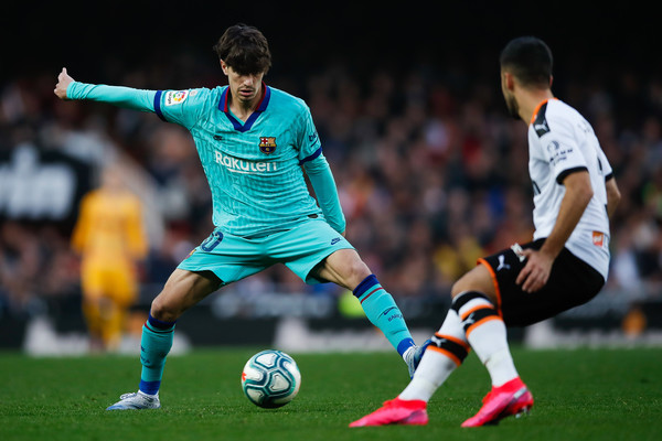 Alex Collado in a duel during the La Liga match between Valencia CF and FC Barcelona at Estadio Mestalla on January 25, 2020 / GETTY IMAGES EUROPE