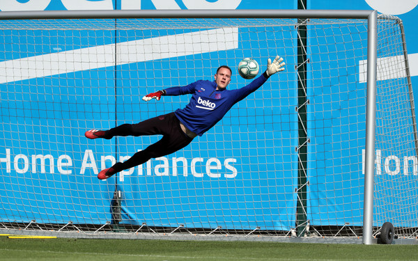 Marc-Andre ter Stegen leaps for the ball in training / MIGUEL RUIZ/ GETTY IMAGES EUROPE
