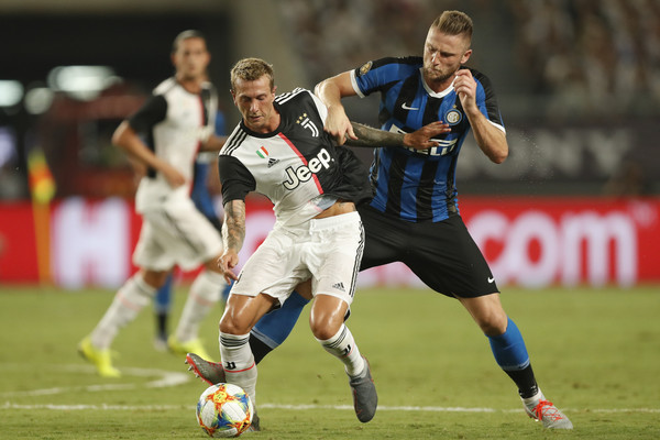 Milan Skriniar battles for the ball with Federico Bernardeschi of Juventus during the International Champions Cup match between Juventus and FC Internazionale / GETTY IMAGES ASIAPAC