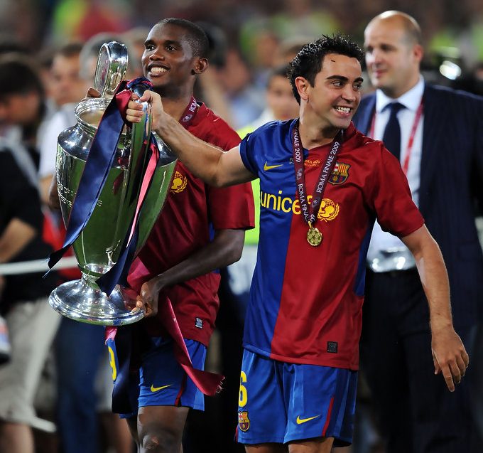 Samuel Eto'o and Xavi Hernández lift the trophy as they celebrate winning the UEFA Champions League Final 2009 / JASPER JULNEN/GETTY IMAGES EUROPE