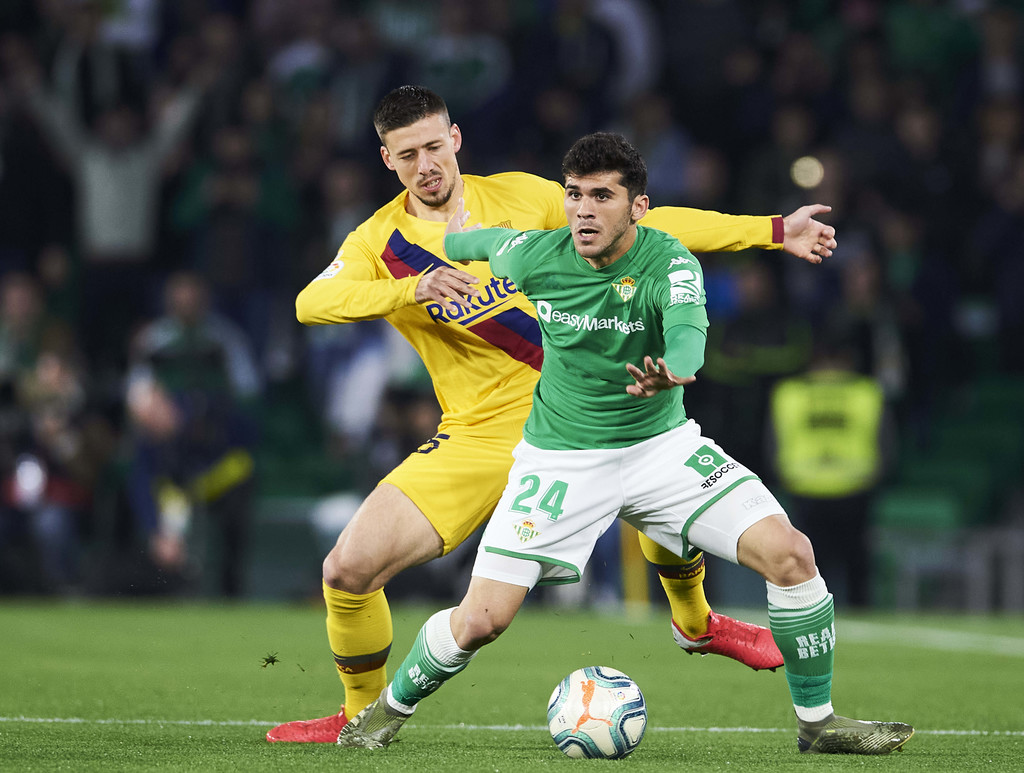 Carles Aleñá (R) in a duel with Clément Lenglet (L), while facing his parent club, Barcelona / GETTY IMAGES EUROPE