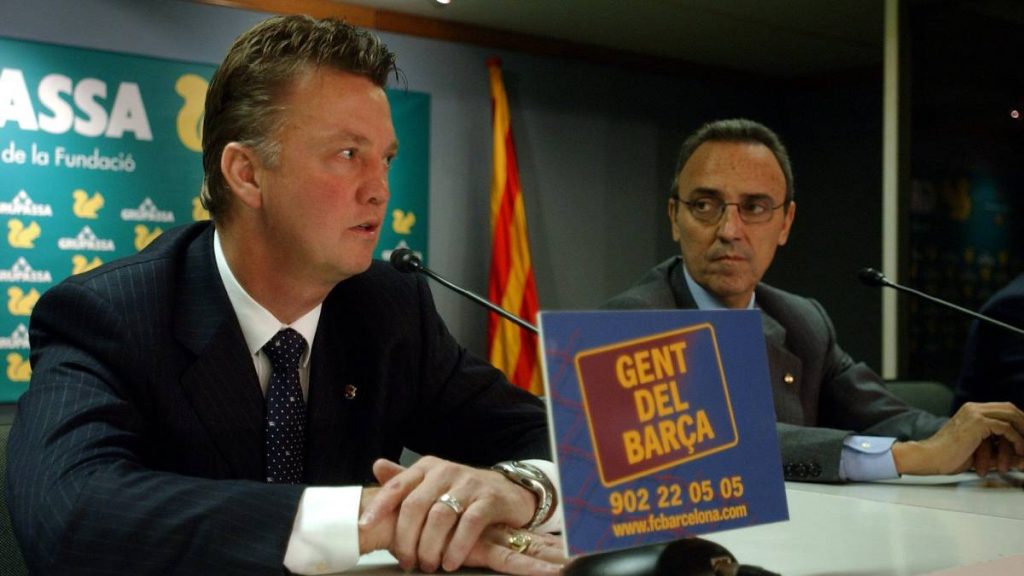 Joan Gaspart (R) with the former Barcelona manager, Louis Van Gaal (L) / TONI ALBIR/EFE