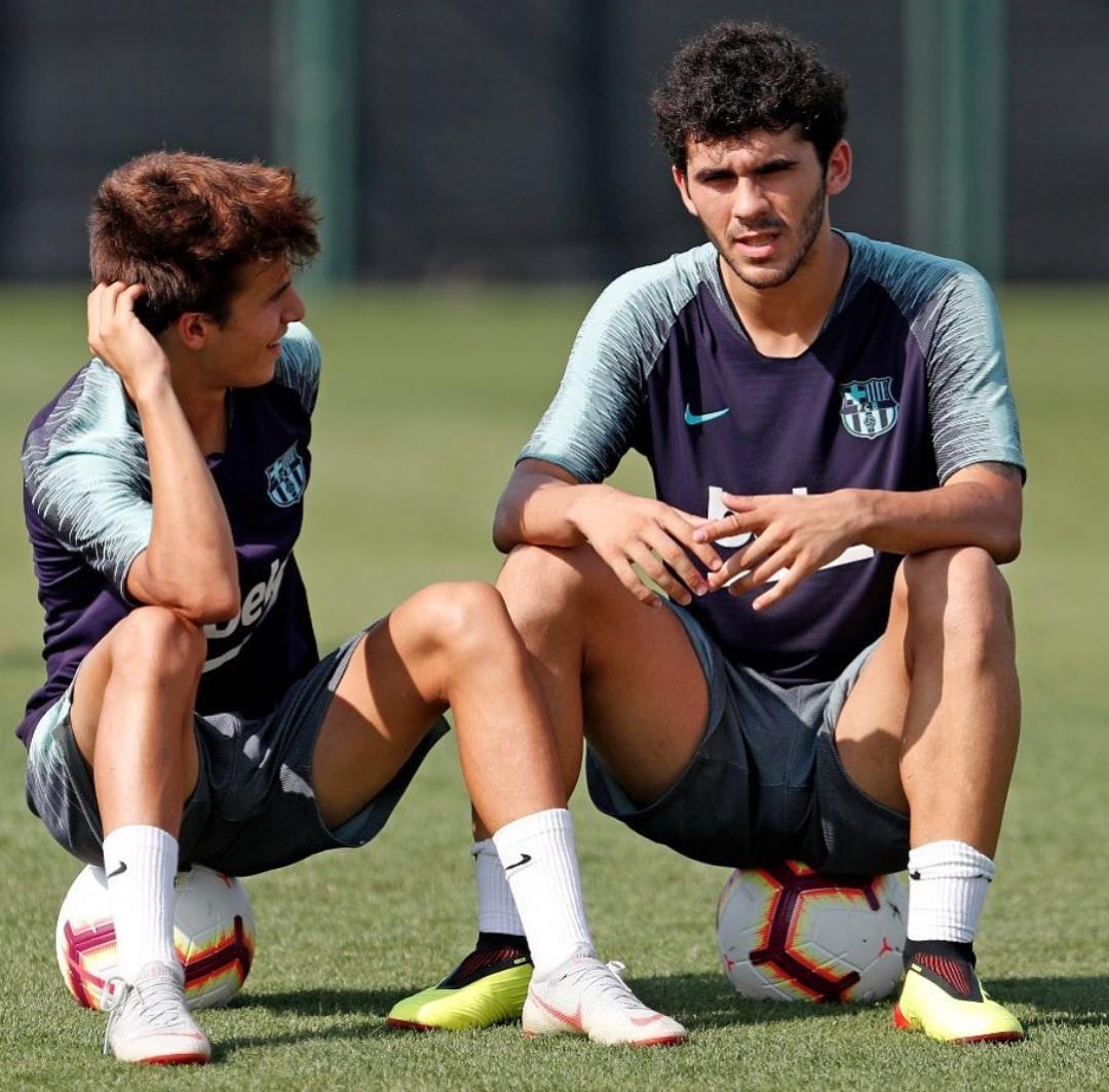 Riqui Puig and Carles Aleñá during training with Barça's first team / MIGUEL RUÍZ FCB