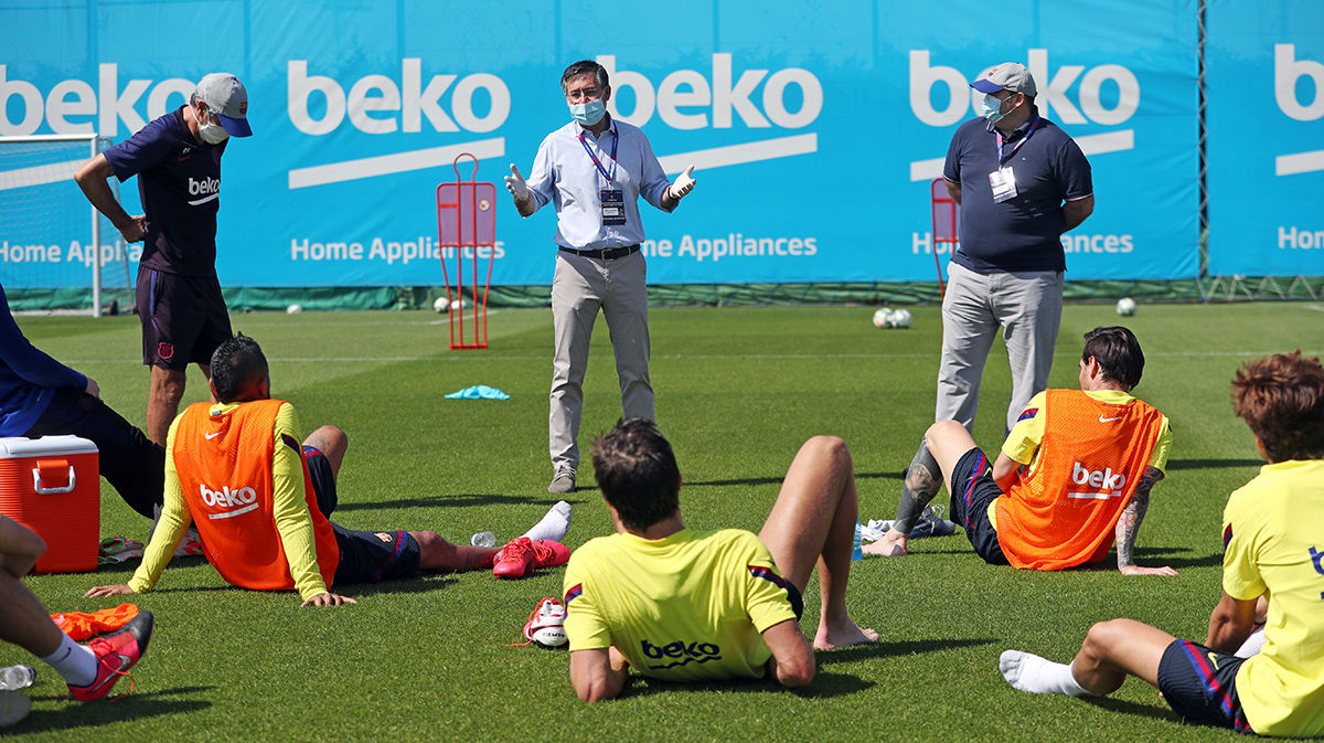 Josep Bartomeu (C) and Óscar Grau (R) visiting the first team during training / MIGUEL RUÍZ/FC BARCELONA